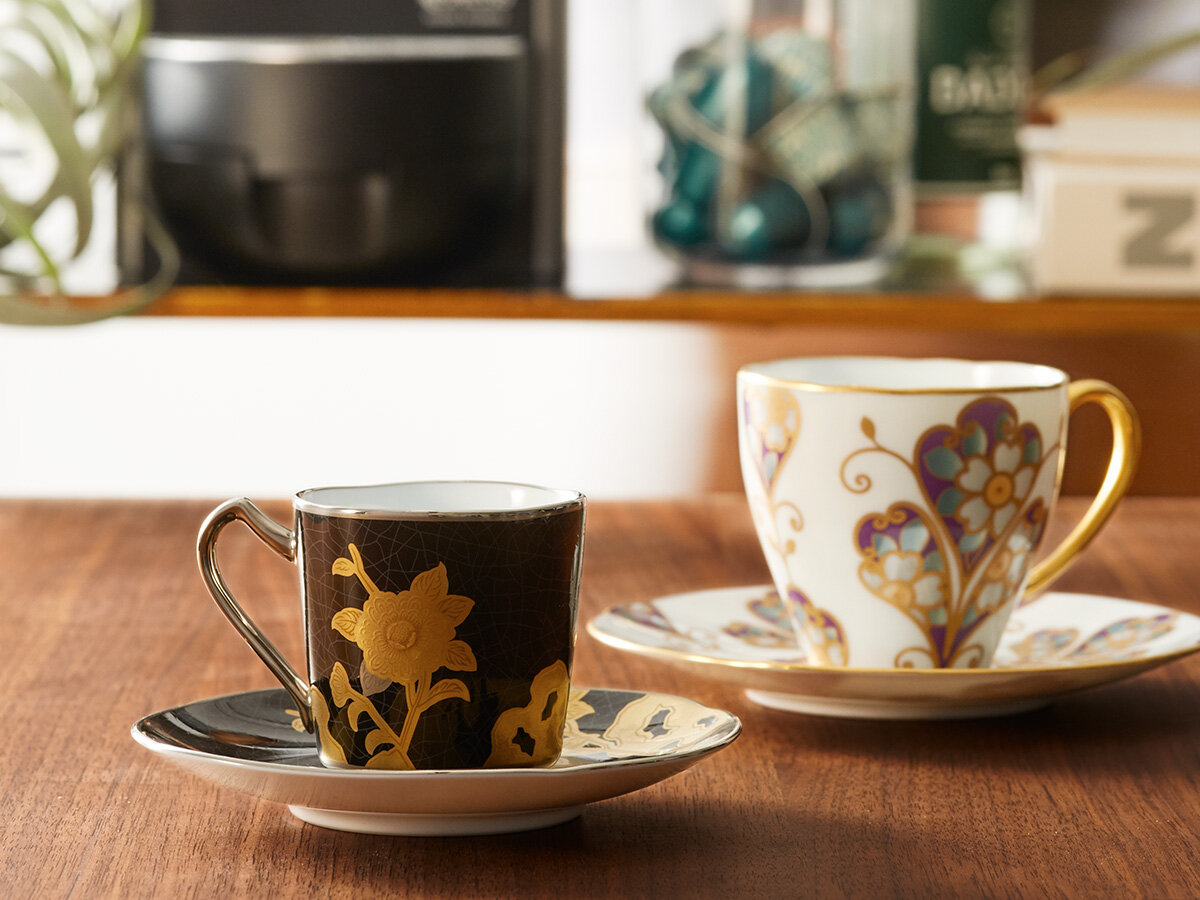 コーヒーを注いだオマージュ コレクションのカップ＆ソーサー