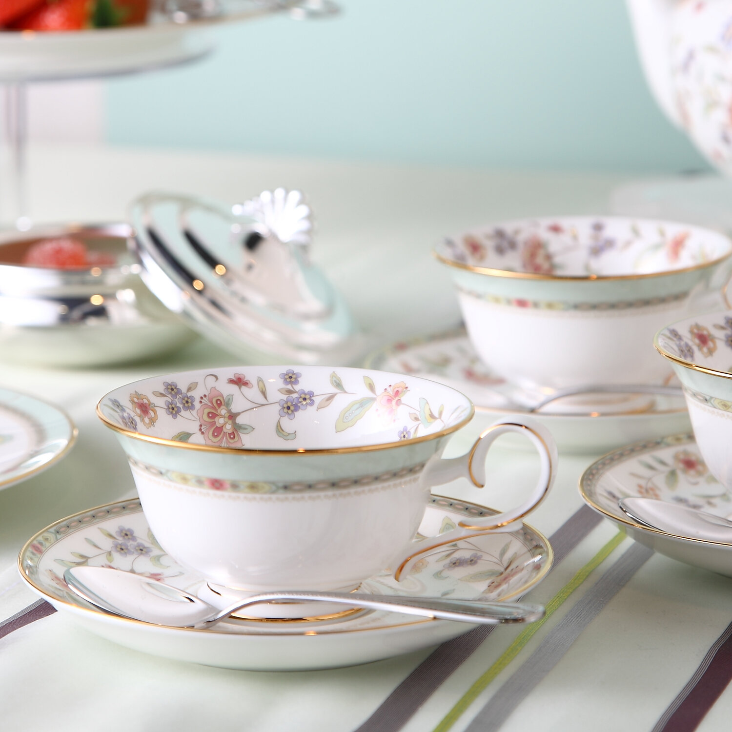 【週末セール✨】ファンタジースプリングスホテル　ティーカップ　ノリタケ　外箱有 特集 『紅茶の日』プレゼントキャンペーン［数量限定