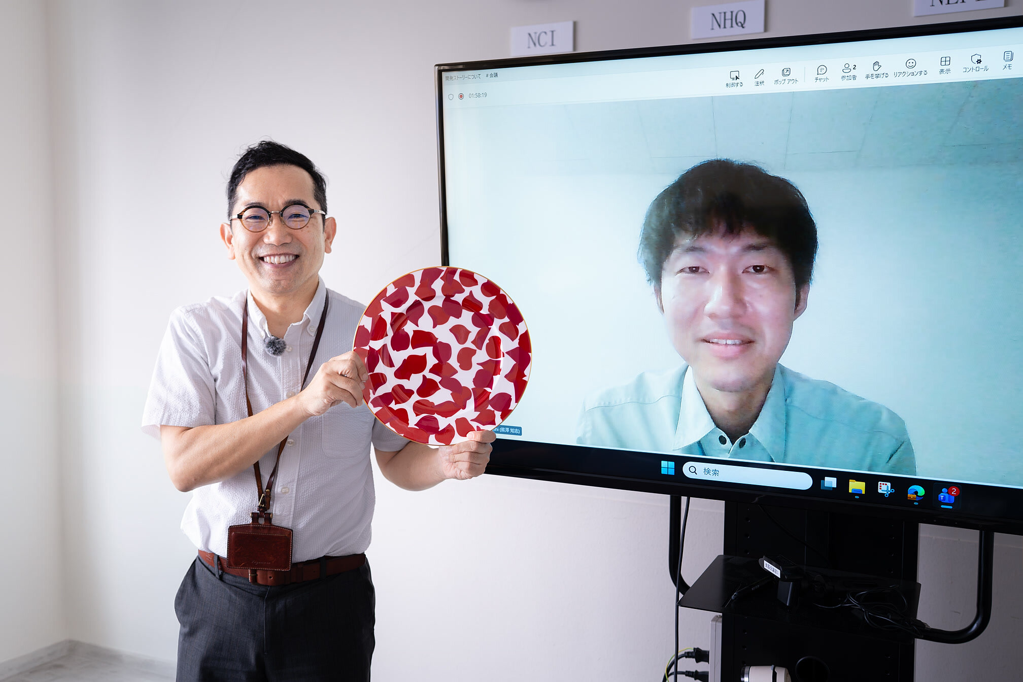 ローザロッサのプレートを手にした杉村さんと、画面越しに参加した熊澤さん