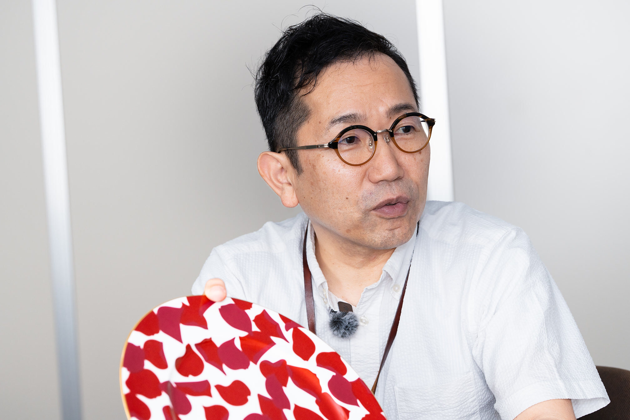 ローザロッサのプレートを手に語る杉村さん