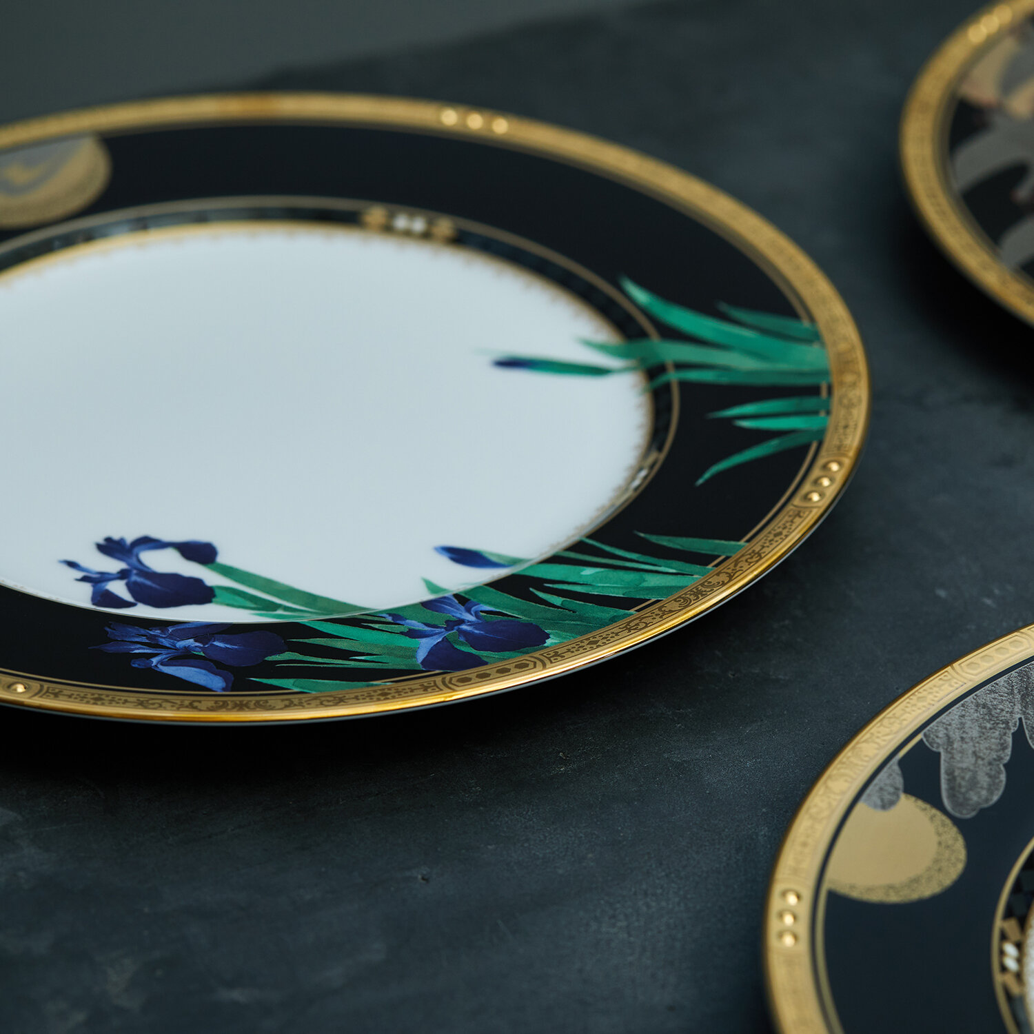 ノリタケ100周年を記念して作られた物で、四季をモチーフにした飾り皿です。 四季彩舞曲 21cmスクエアプレート揃(絵変り6枚) | ノリタケ食器公式